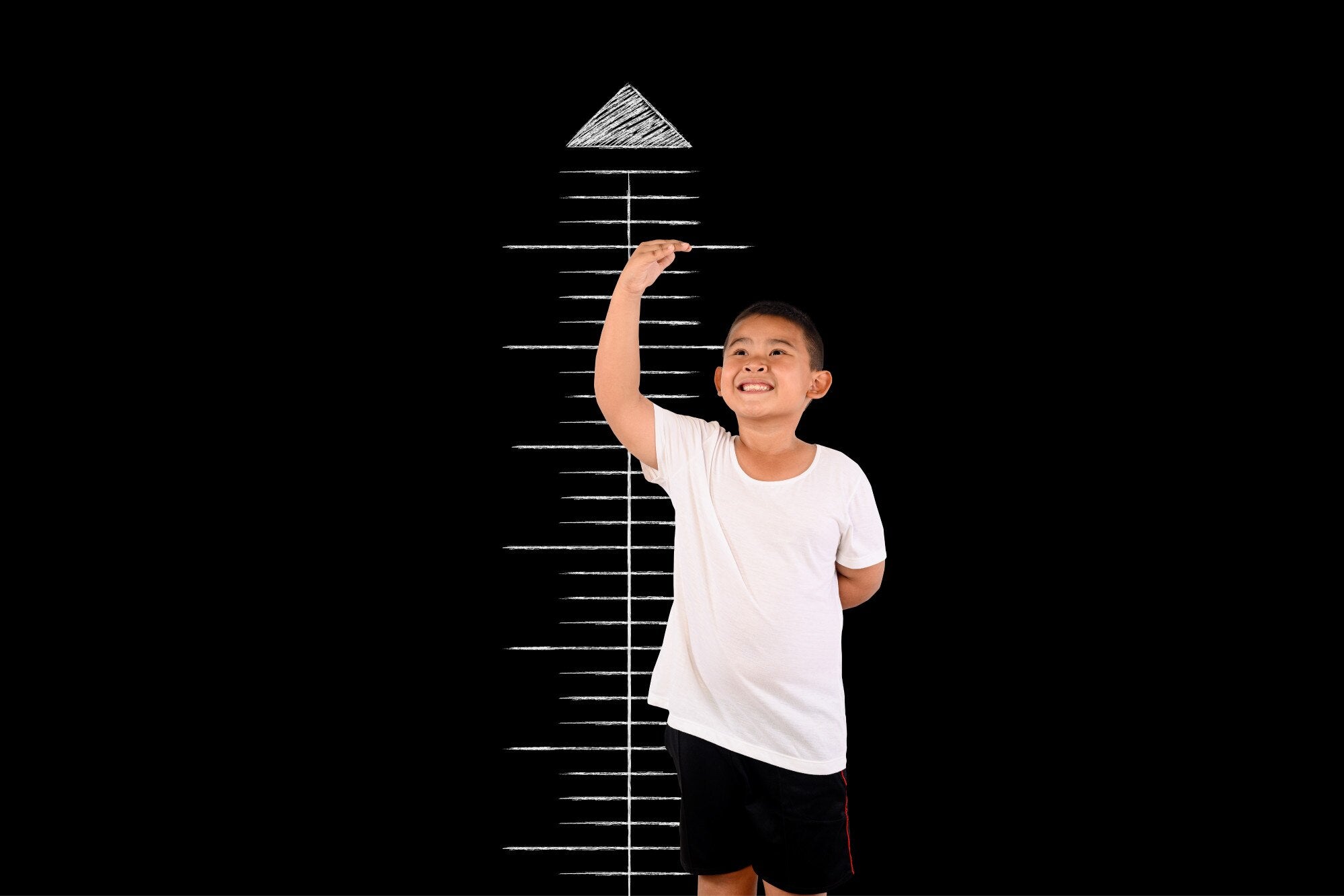 Anak yang mengukur tingginya bertujuan untuk memantau pertumbuhan sebagai langkah pencegahan stunting.