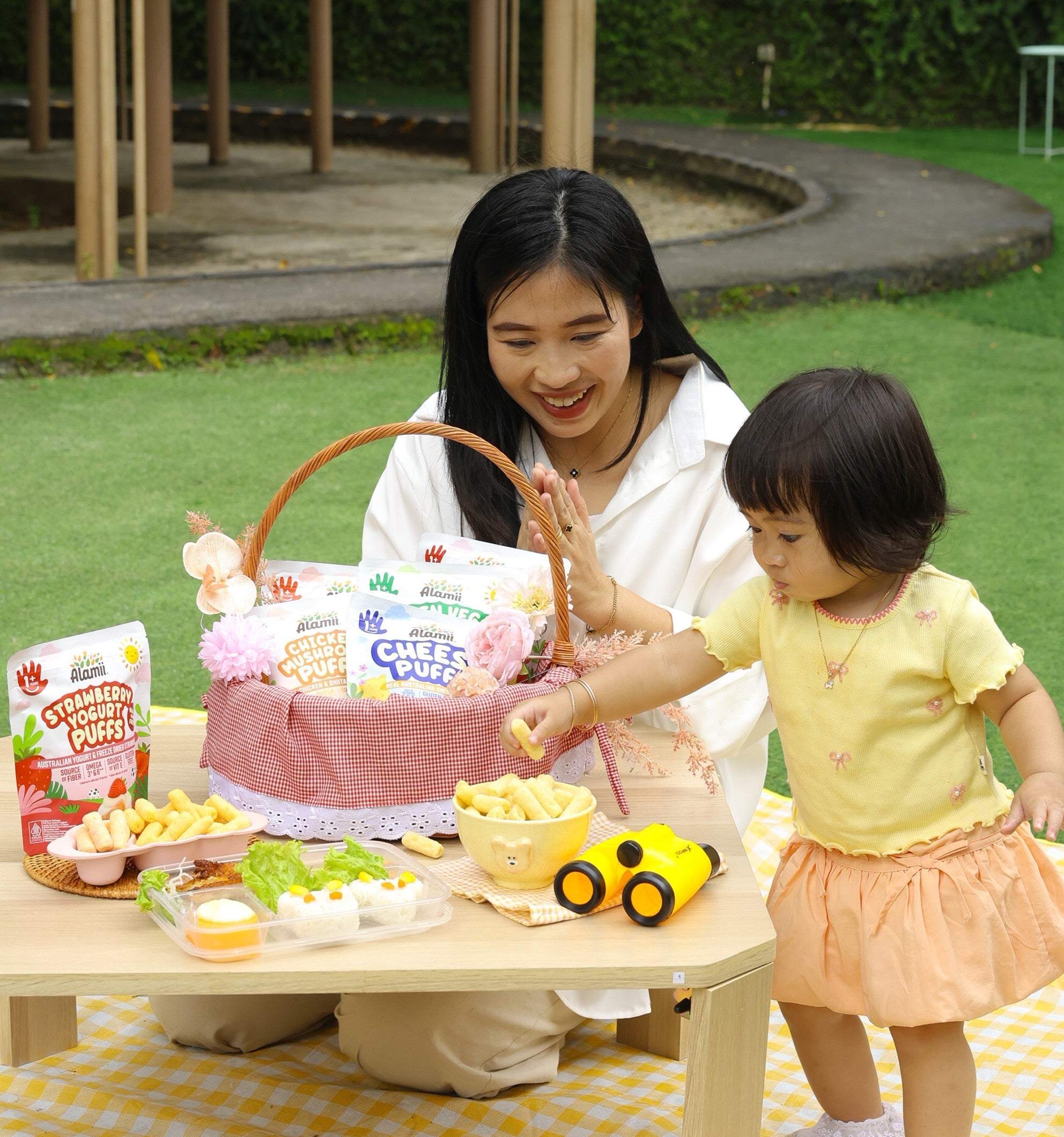 Si Kecil Sering Makan Sambil Bermain, Bolehkah Moms Membiarkannya?
