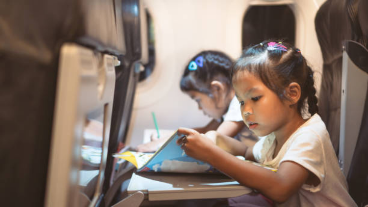 Naik Pesawat Bersama Si Kecil? Ini yang Perlu Moms Siapkan!