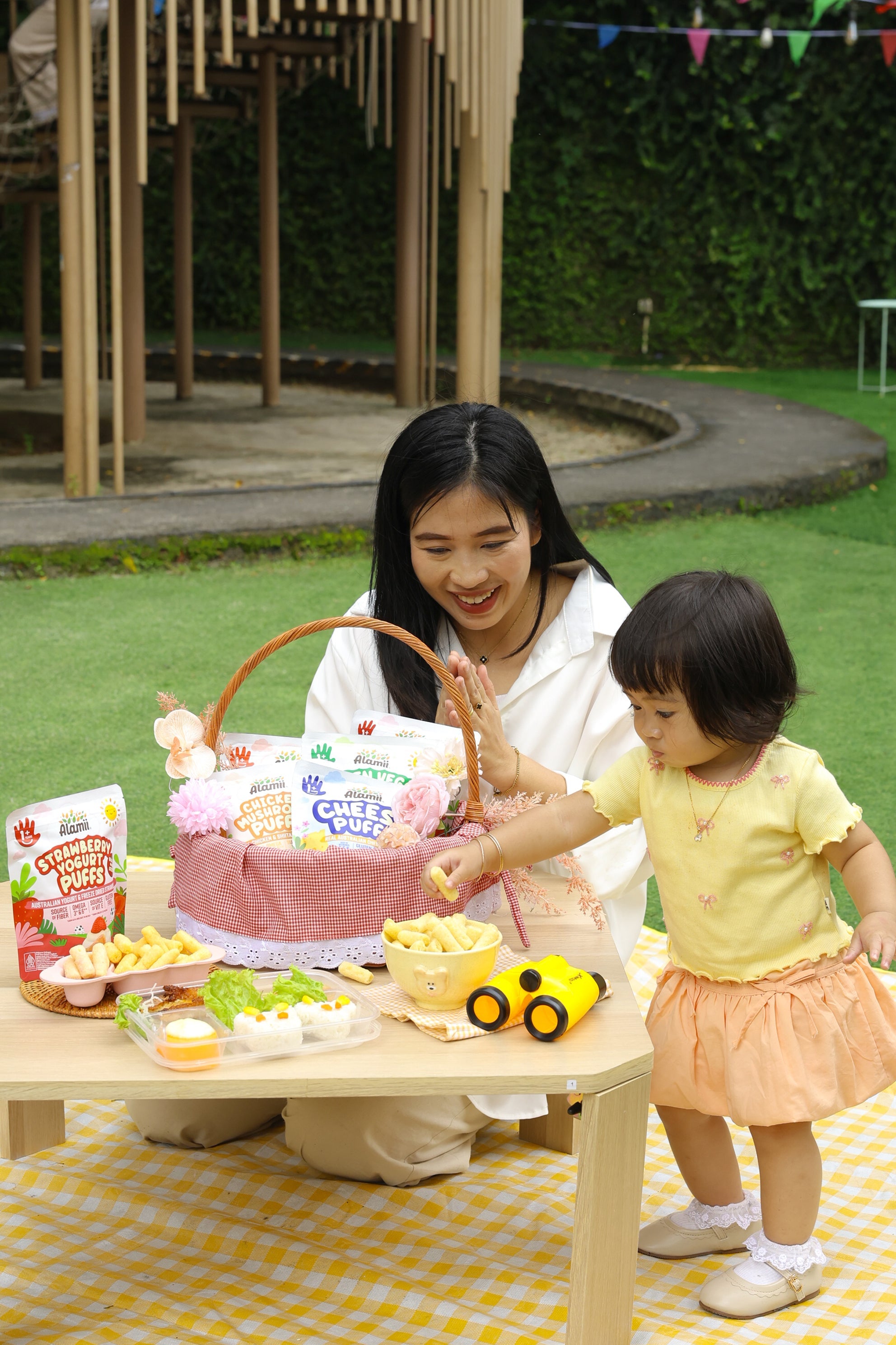 Si Kecil Sering Makan Sambil Bermain, Bolehkah Moms Membiarkannya?